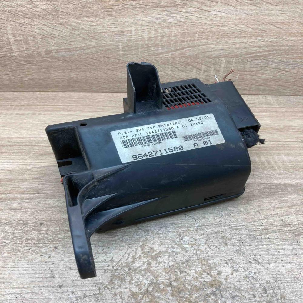 9642711580 A 01  Fuse module Peugeot 206