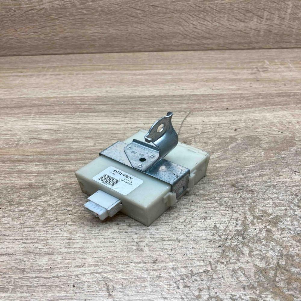 89741 05070 73668012  Door control unit/module Toyota Avensis T250