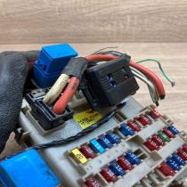 24350 4U100 0516001  Fuse module Nissan Almera Tino