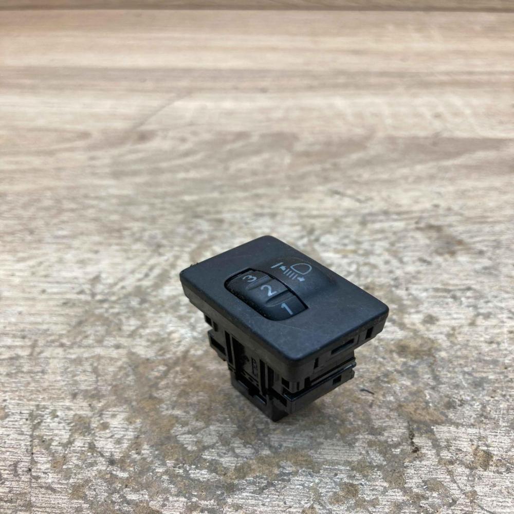 134159   Headlight level height control switch Toyota RAV 4 (XA30)