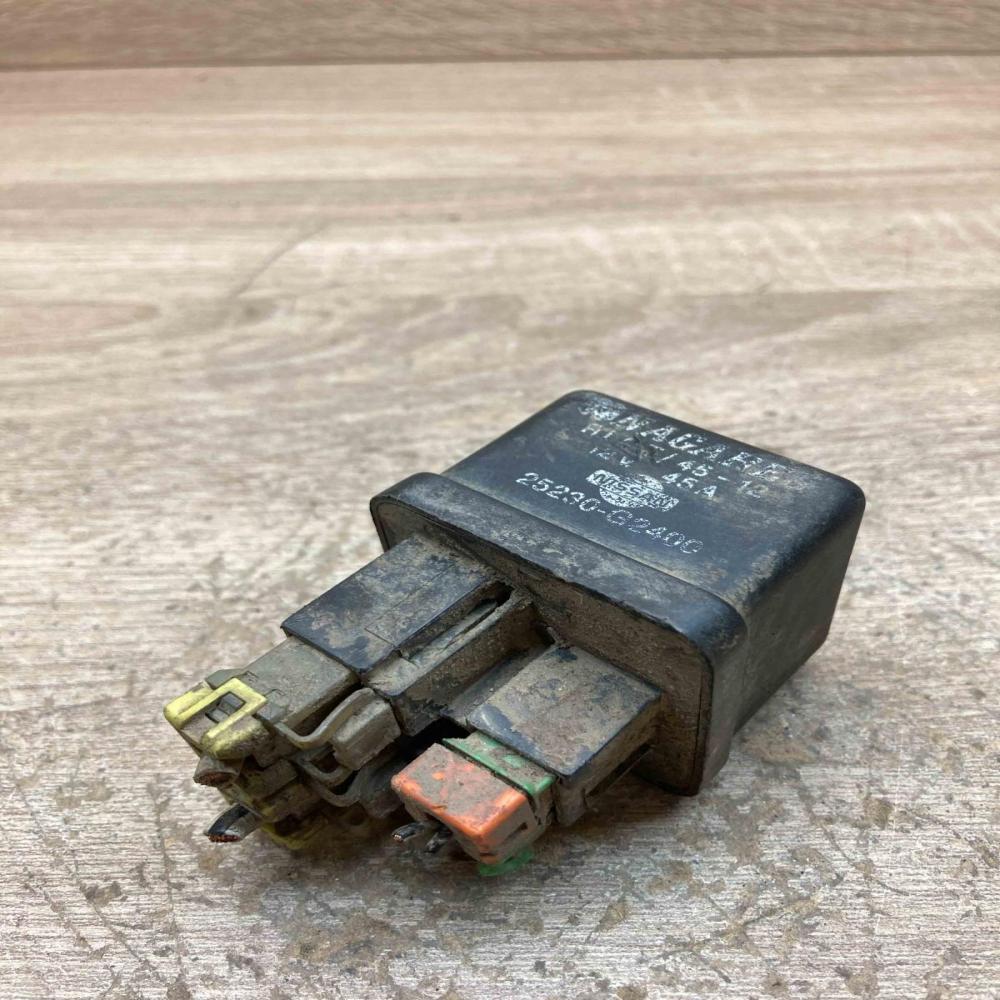 25230 G2400   Other relay Nissan Primera