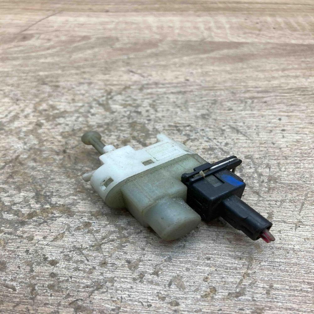 93BB 9C872 AD   Brake pedal sensor switch Ford Mondeo MK I