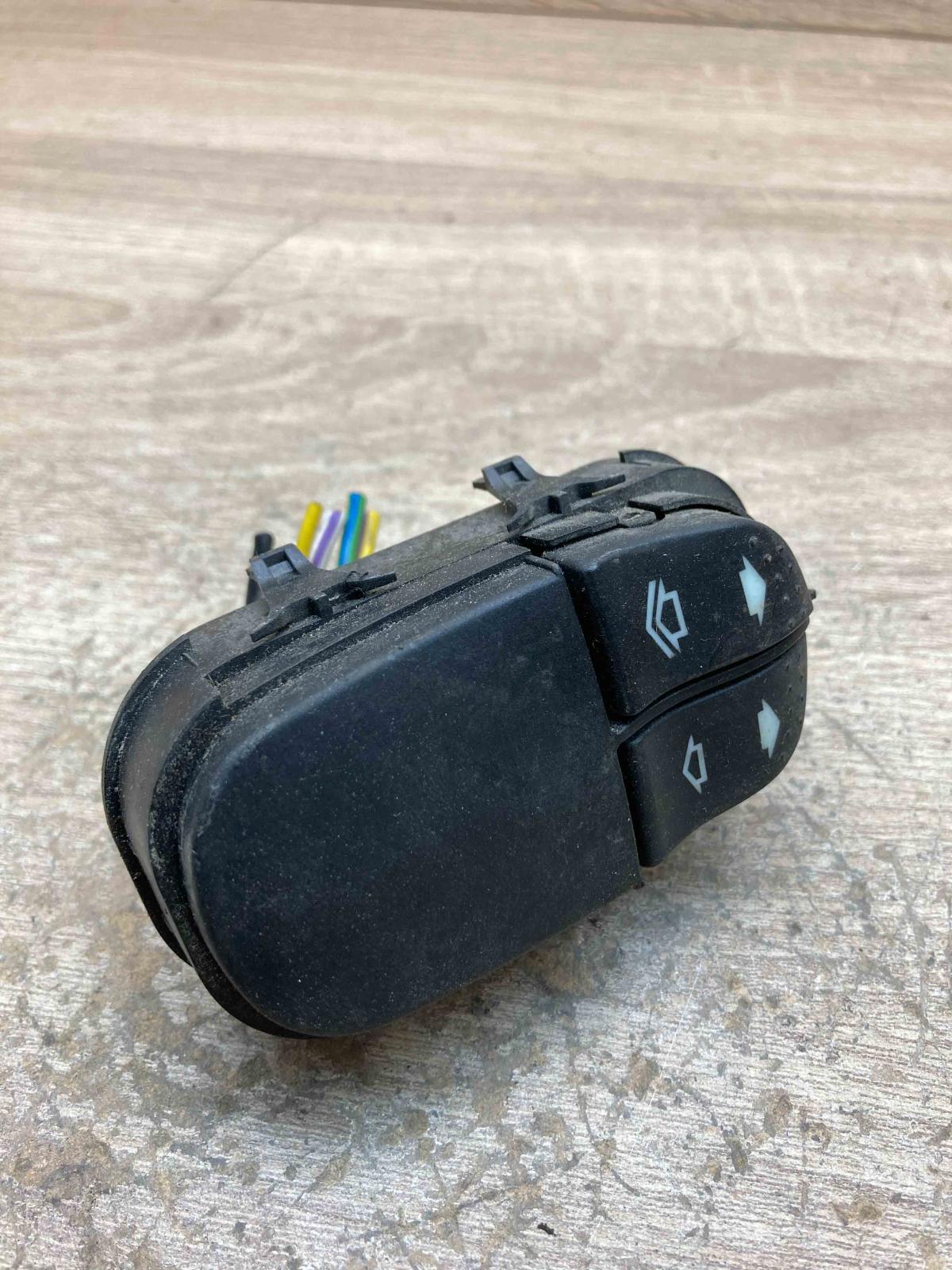 YS4T 14529 AA 03162310  Electric window control switch Ford Focus