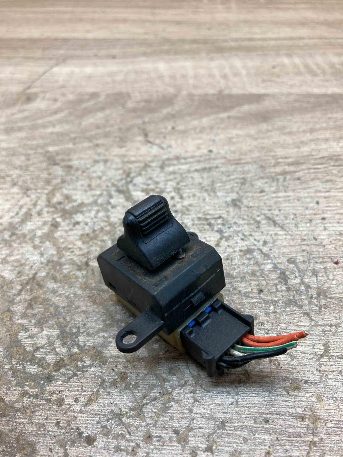 4685435   Electric window control switch Chrysler Voyager
