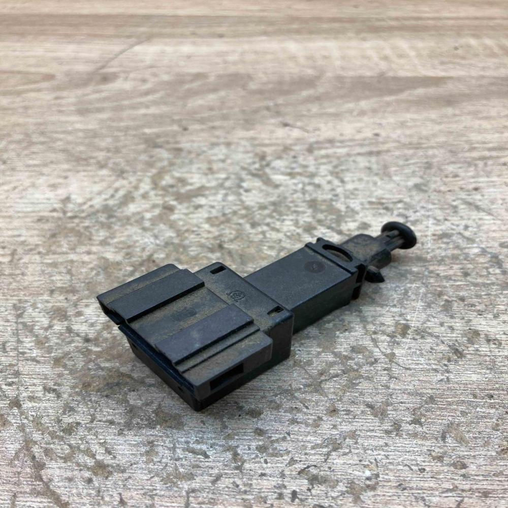 1J0945511A   Brake pedal sensor switch Volkswagen Golf IV