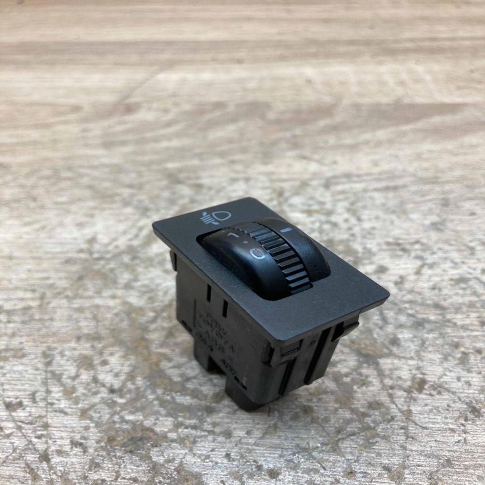 84152 02021 37139  Headlight level height control switch Toyota Corolla E120 E13