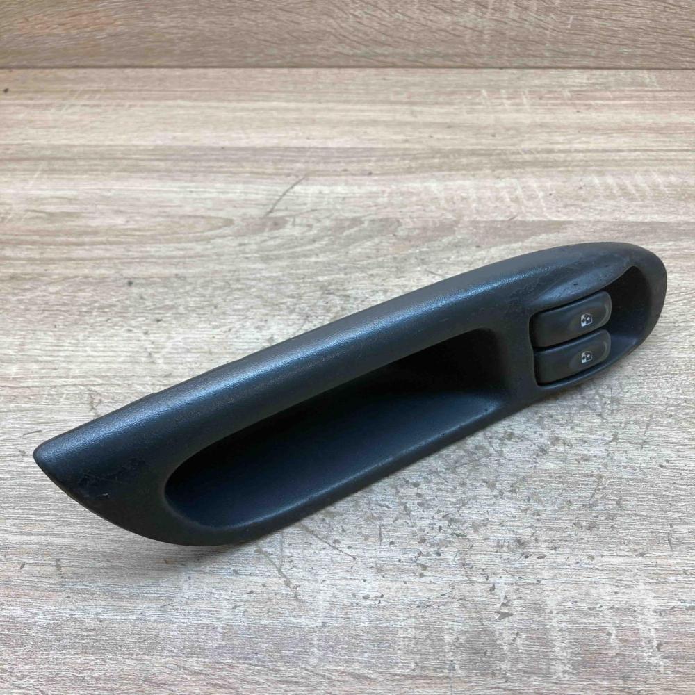 7700431172 Used  Electric window control switch Renault Scenic I