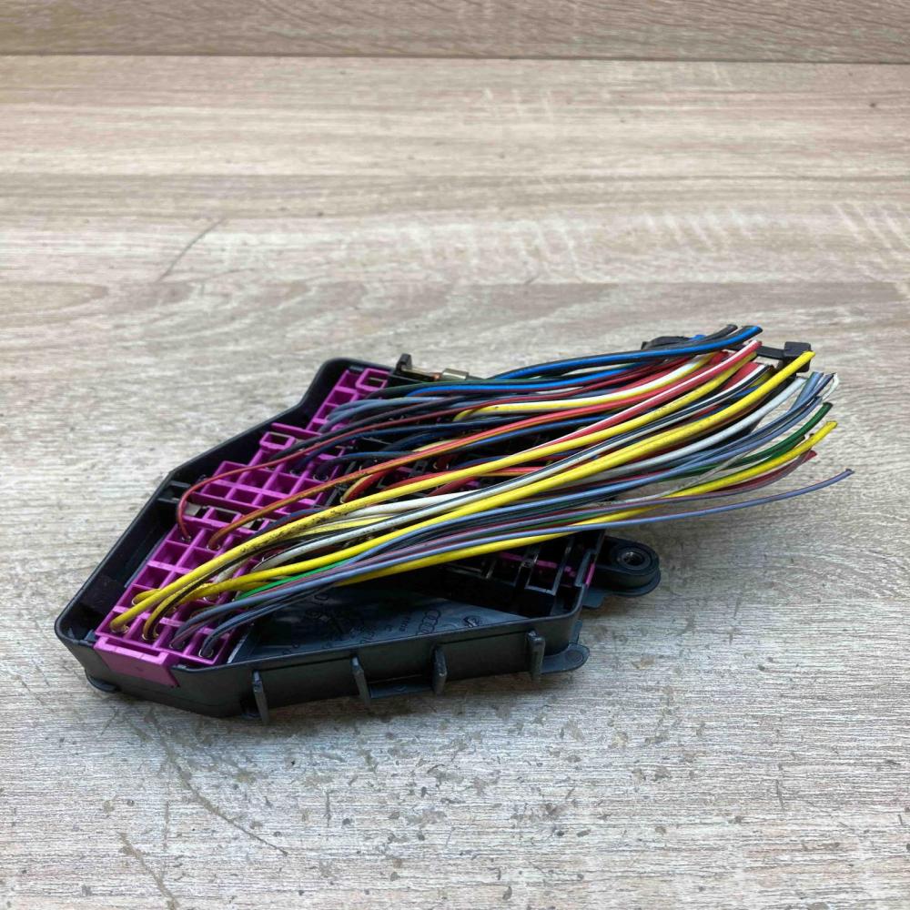 8D1941824 2825747  Fuse module Audi A4 S4 B6 8E 8H