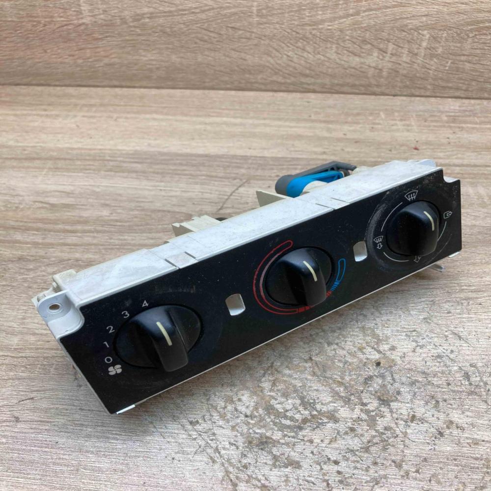 601967M   Climate control unit Peugeot 306