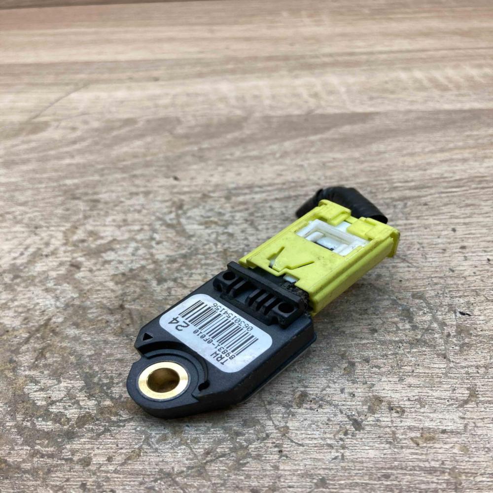 89831 0F010   Airbag deployment crash/impact sensor Toyota Verso