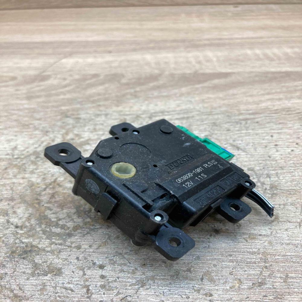 063800 1981 11S  Air flap motor/actuator Toyota Yaris
