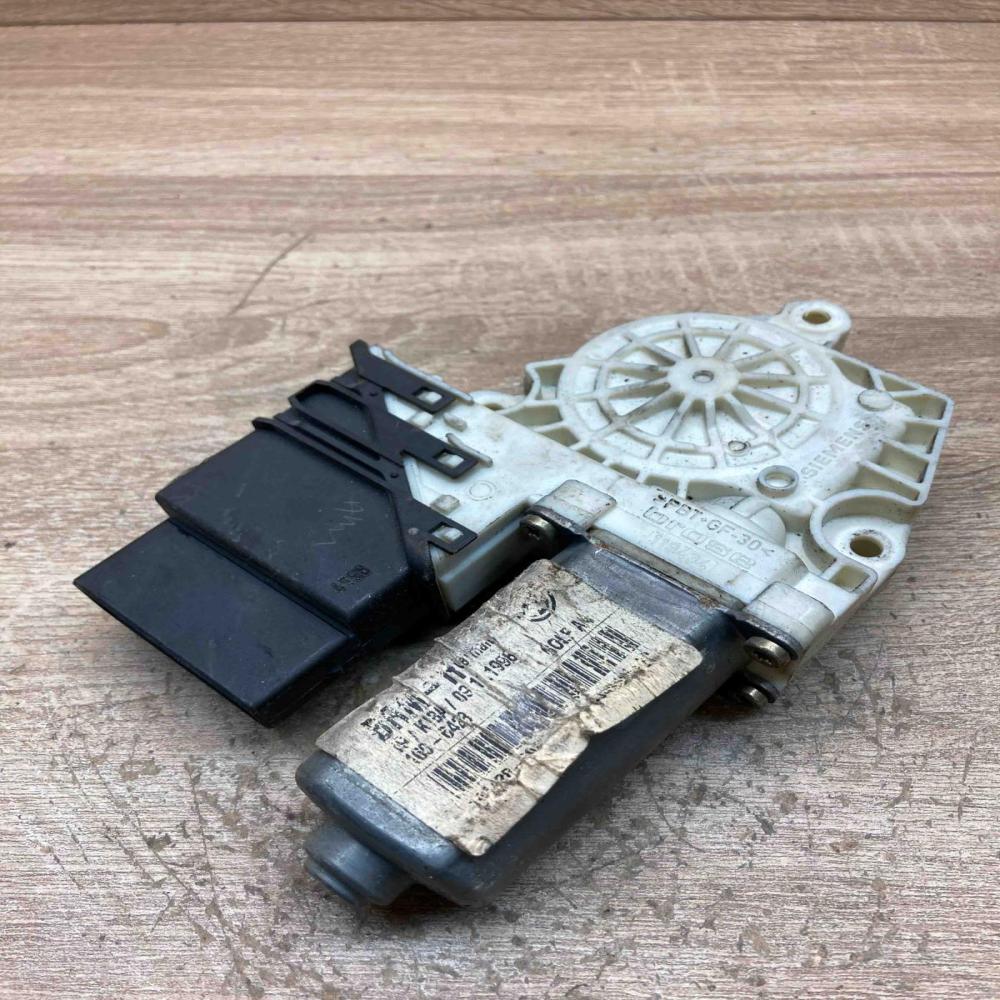 101438 202 05076615  Front door window regulator motor Volkswagen Golf IV