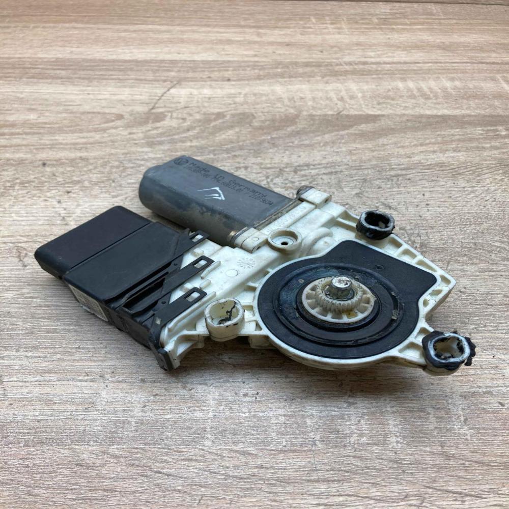 F005S00030 101388 101  Rear door window regulator motor Volkswagen Golf IV