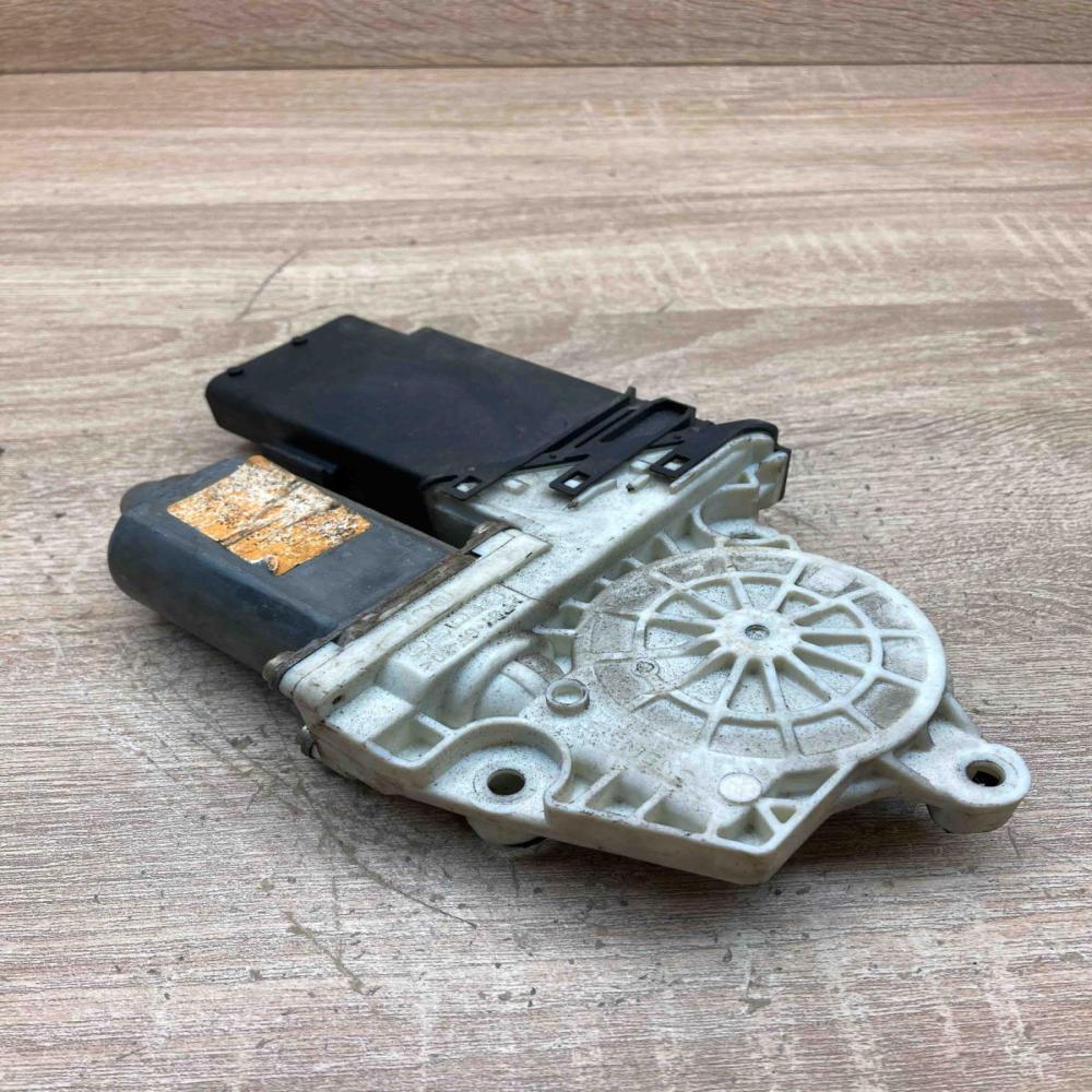 F005S00028 101386 101  Front door window regulator motor Volkswagen PASSAT B5