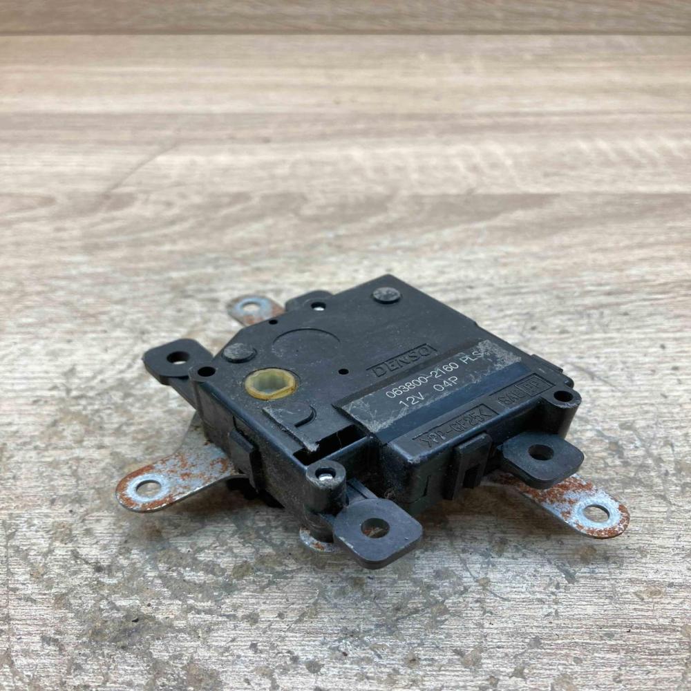 063800 2160 04P  Air flap motor/actuator Toyota RAV 4 (XA40)