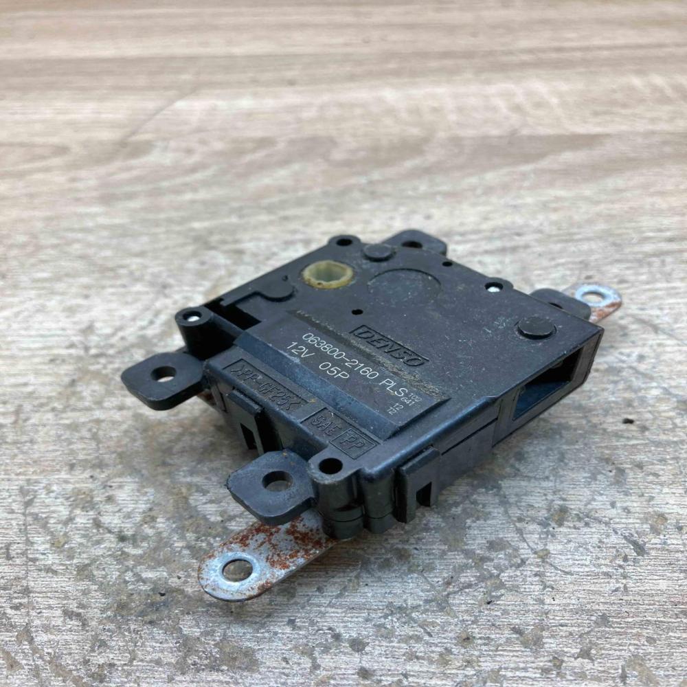 063800 2160 05P  Air flap motor/actuator Toyota Auris 150