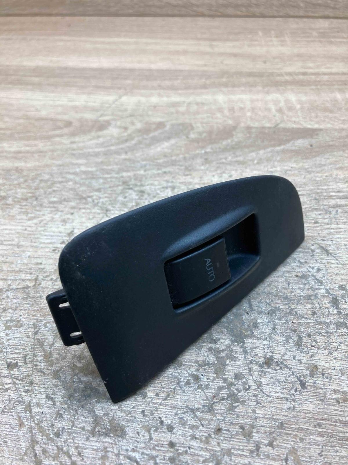 74231 05140   Electric window control switch Toyota Avensis T250