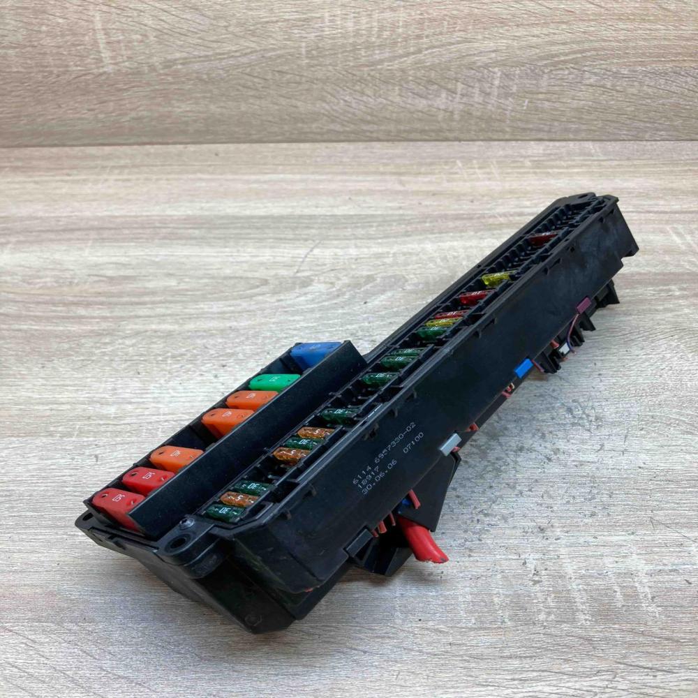 6957330 6957330 02  Fuse module BMW 5 E60 E61