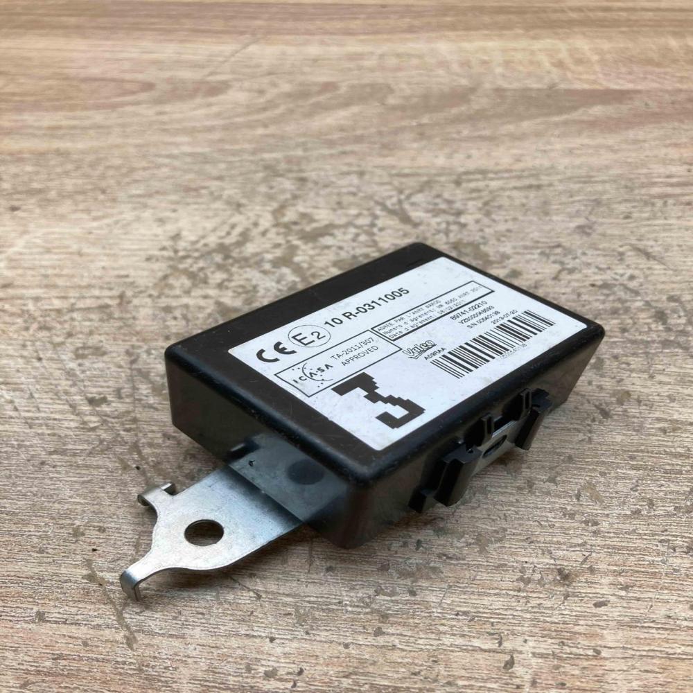 89741 02210 10R 0311005  Door control unit/module Toyota Avensis T270
