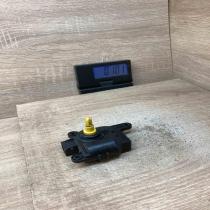 D332 AG7AA   Air flap motor/actuator Hyundai i30