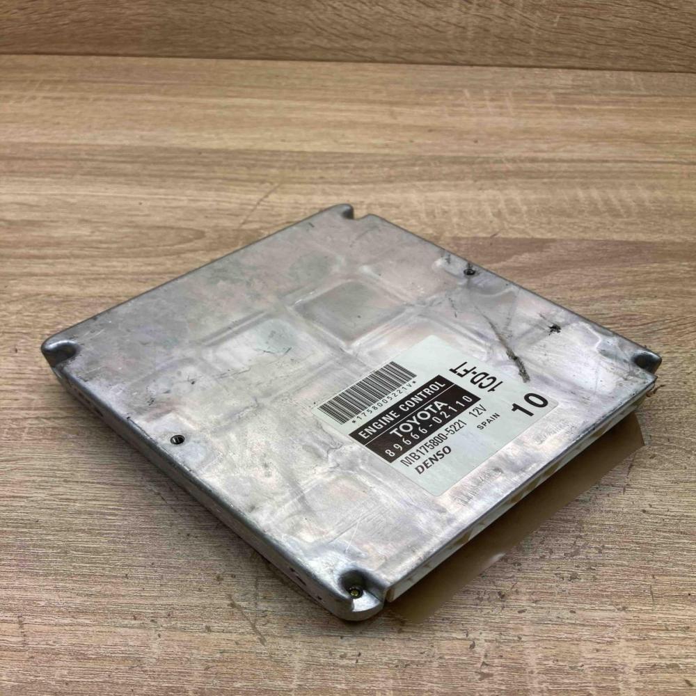 89666 02110 MB175800 5221  Engine control unit/module ECU Toyota Corolla E120 E1