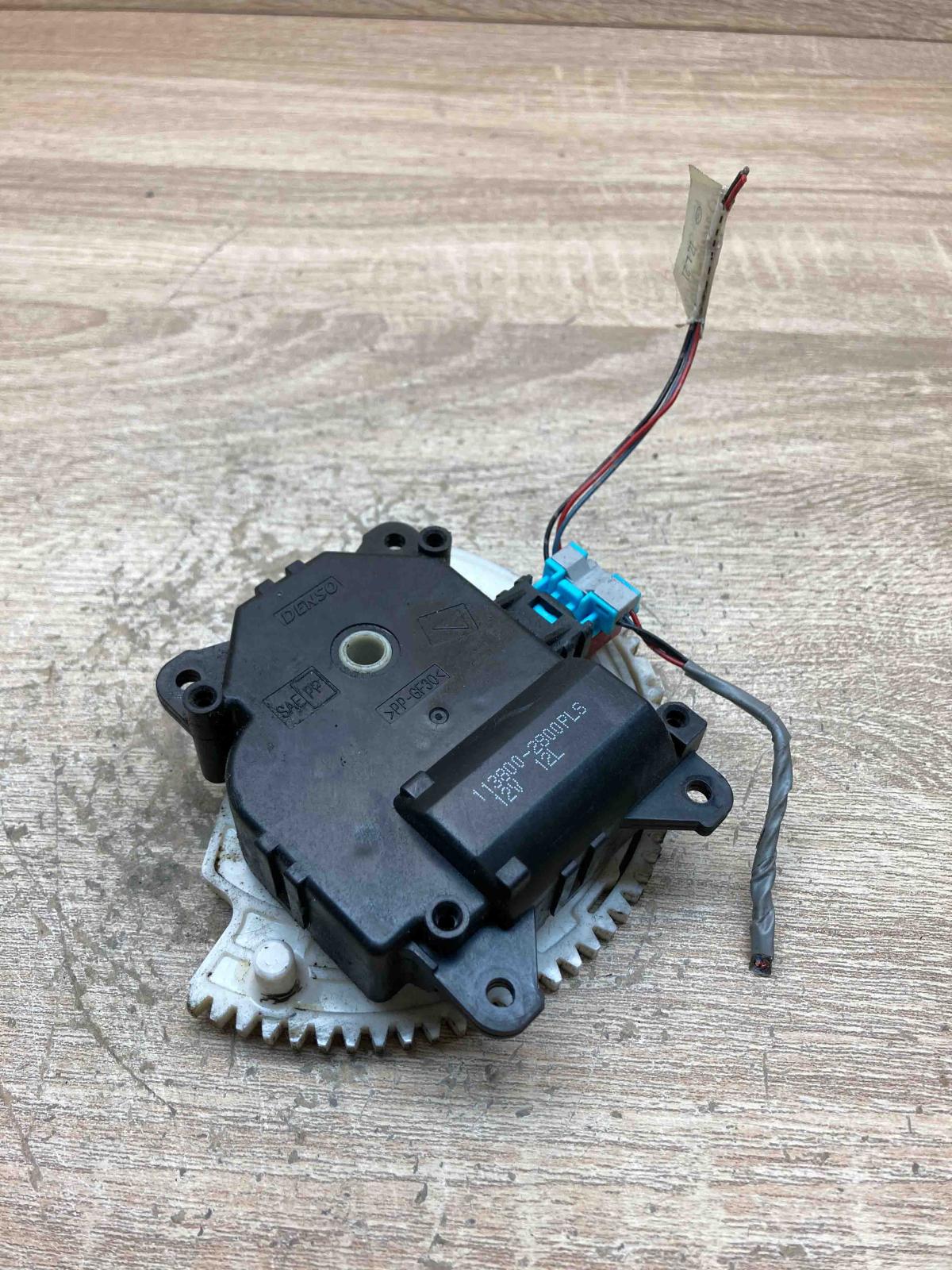 113800 2800 12L  Air flap motor/actuator Toyota Avensis T270