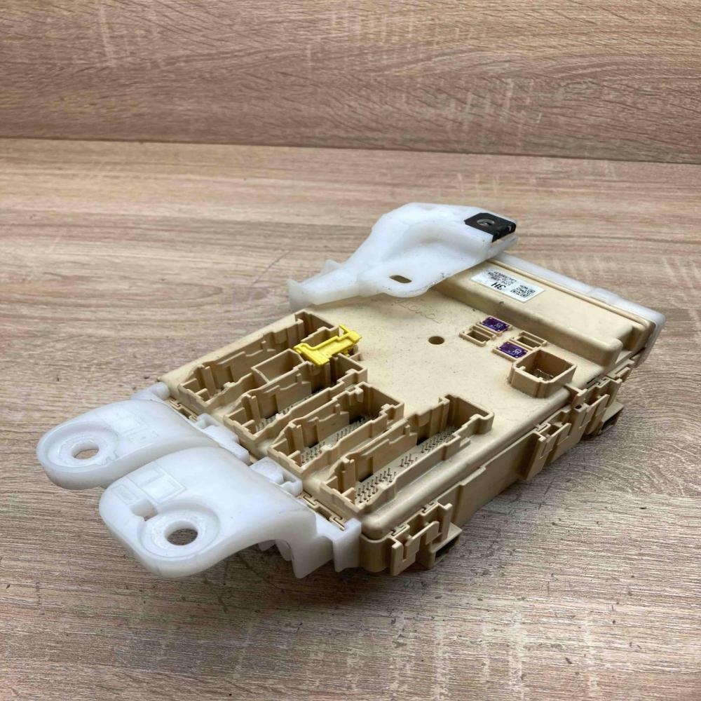 89221 02331 82730 12X70A  Comfort/convenience module Toyota Auris 150