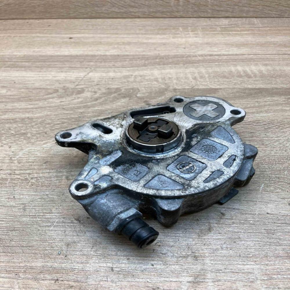 03L145100   Vacuum pump Volkswagen Golf VI