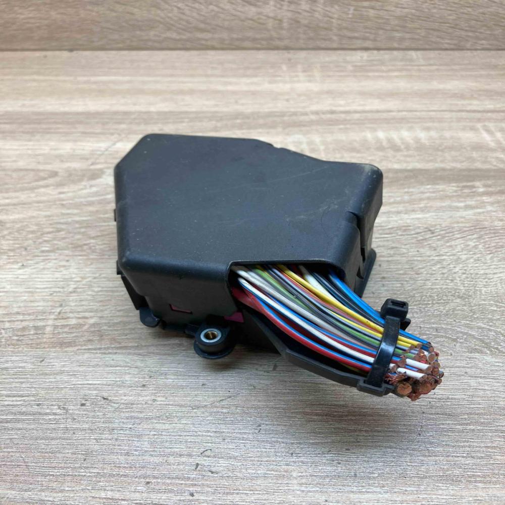 8D1941824 Main  Fuse module Audi A4 S4 B6 8E 8H