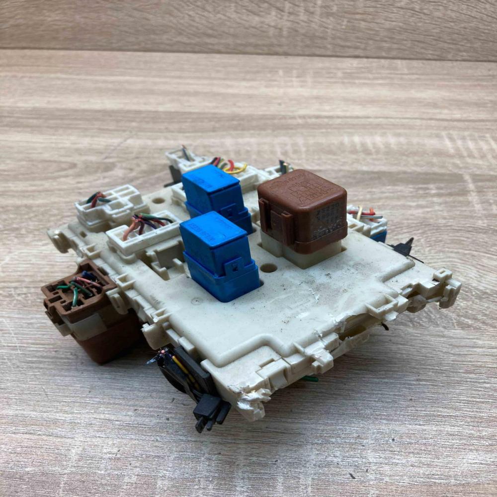 24350 AV700 111605 1  Fuse module Nissan Primera