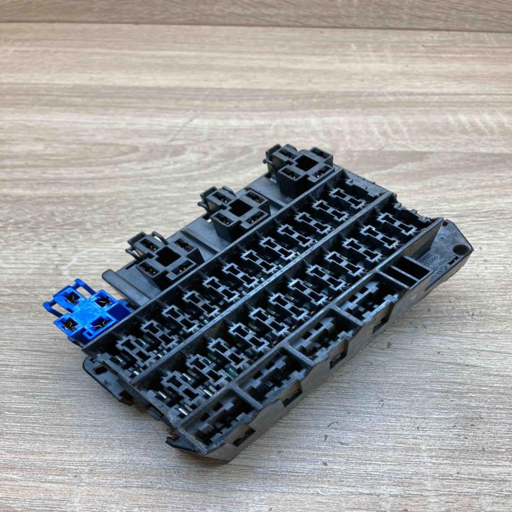 24311 0E000 7240 4047  Fuse module Nissan Terrano