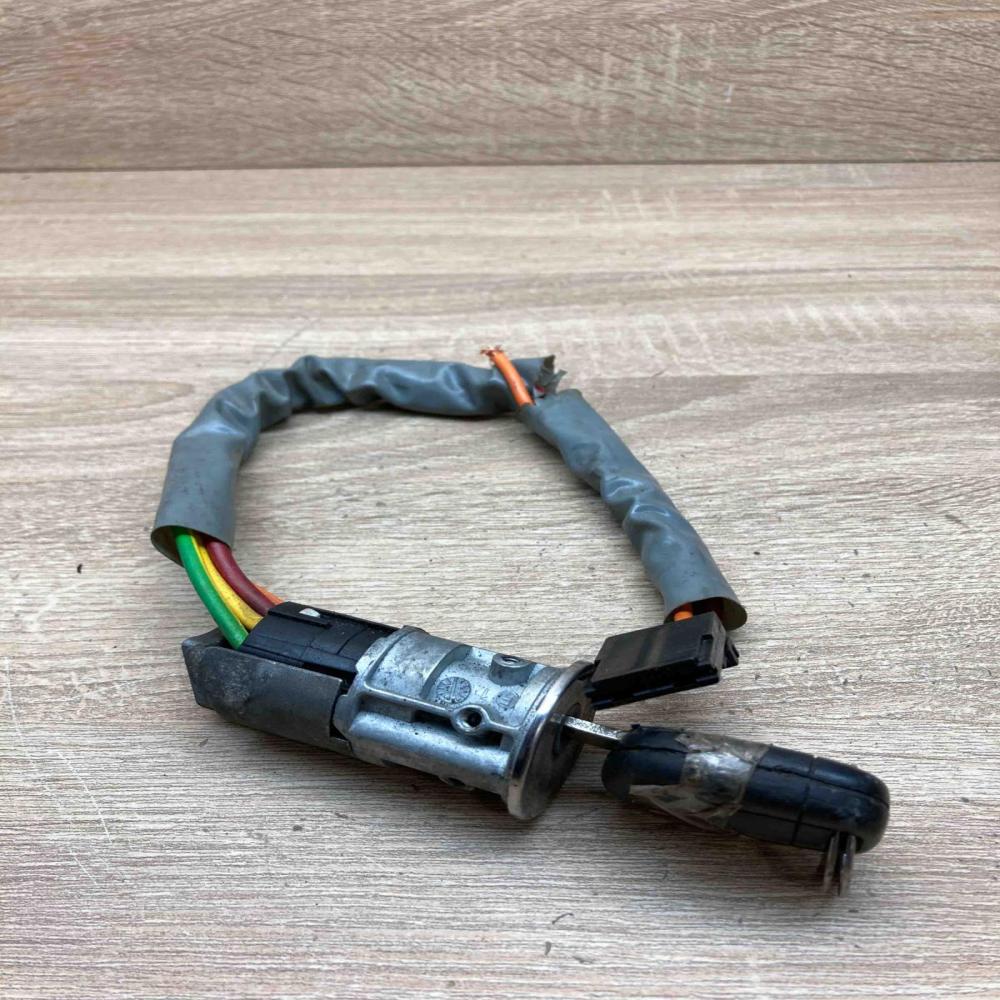 Peugeot Citroen   Ignition lock Peugeot 106