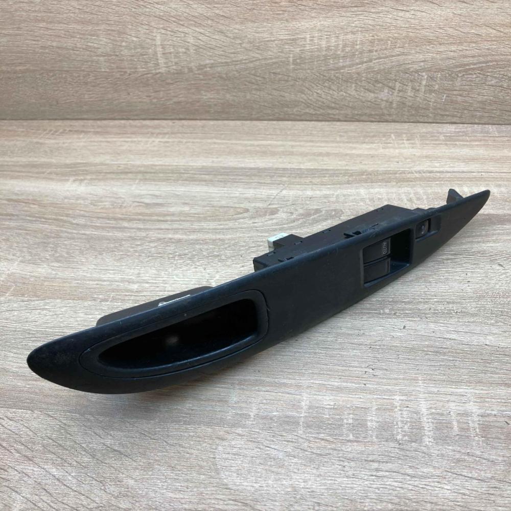 25401 AV620 80951 AV700  Electric window control switch Nissan Primera