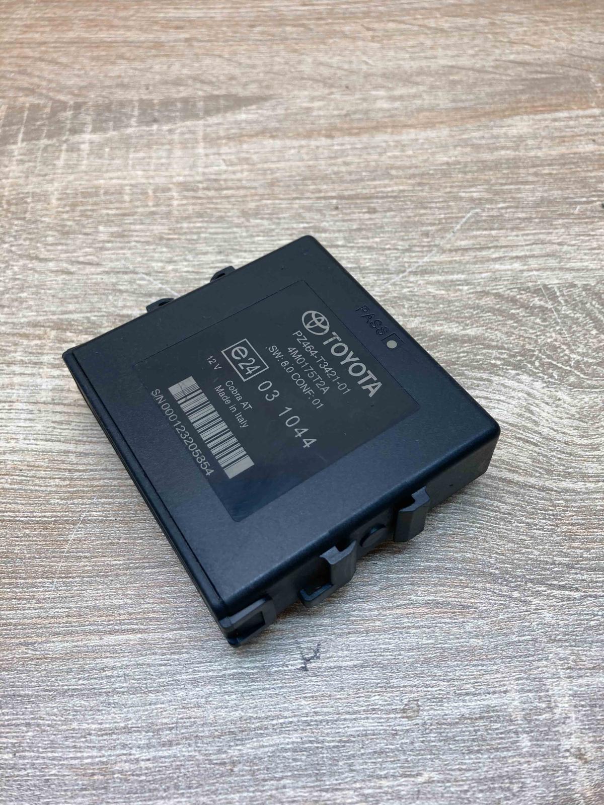 PZ464 T3421 01 4M0175T2A  Parking PDC control unit/module Toyota Avensis T270