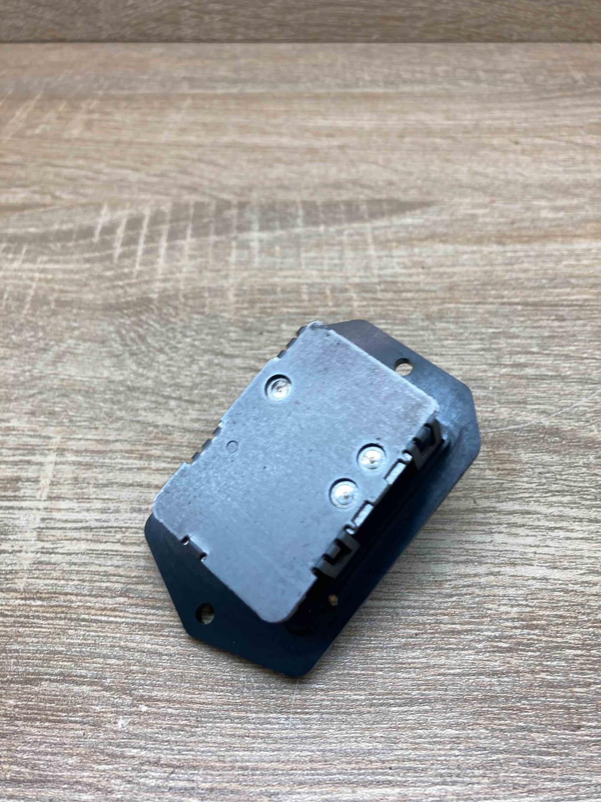 9M517   Heater blower motor/fan resistor Toyota Avensis T270