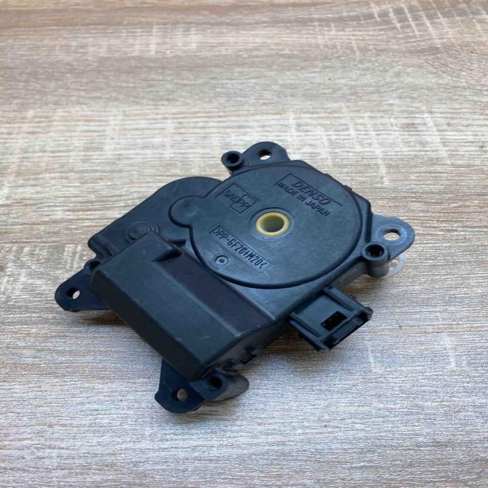 063700 7440   Air flap motor/actuator Toyota Corolla Verso E121