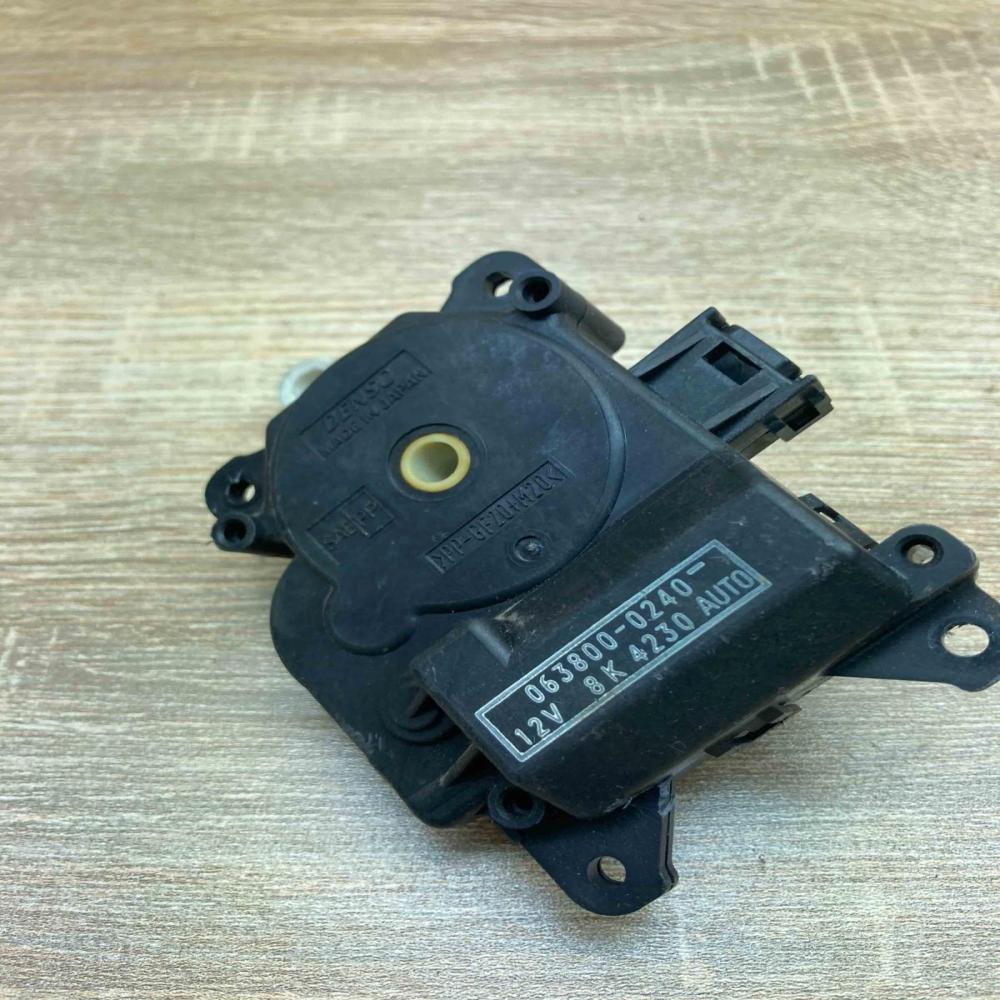 063800 0240   Air flap motor/actuator Toyota Prius (XW20)