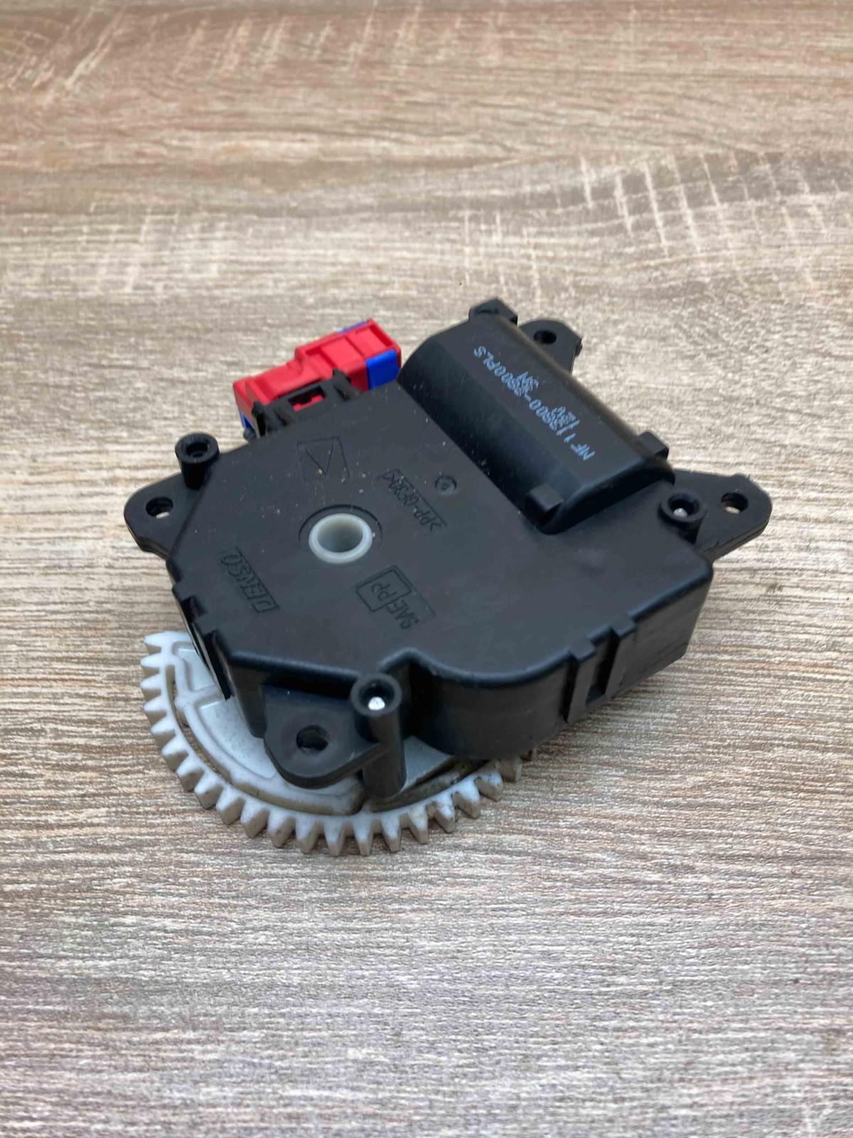 113800 2800  With Plug Air flap motor/actuator Toyota Avensis T270