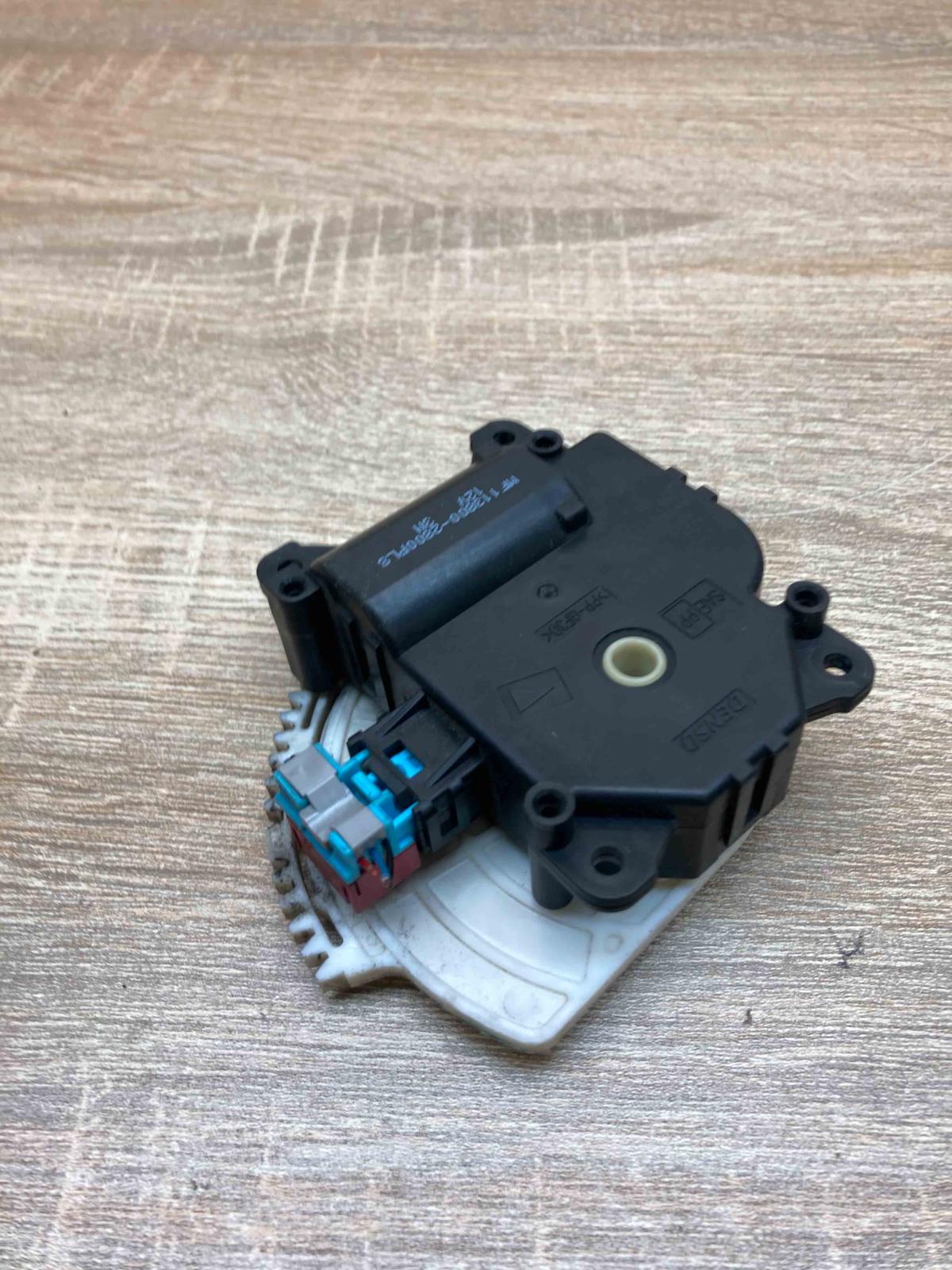 113800 2800  With Plug Air flap motor/actuator Toyota Avensis T270