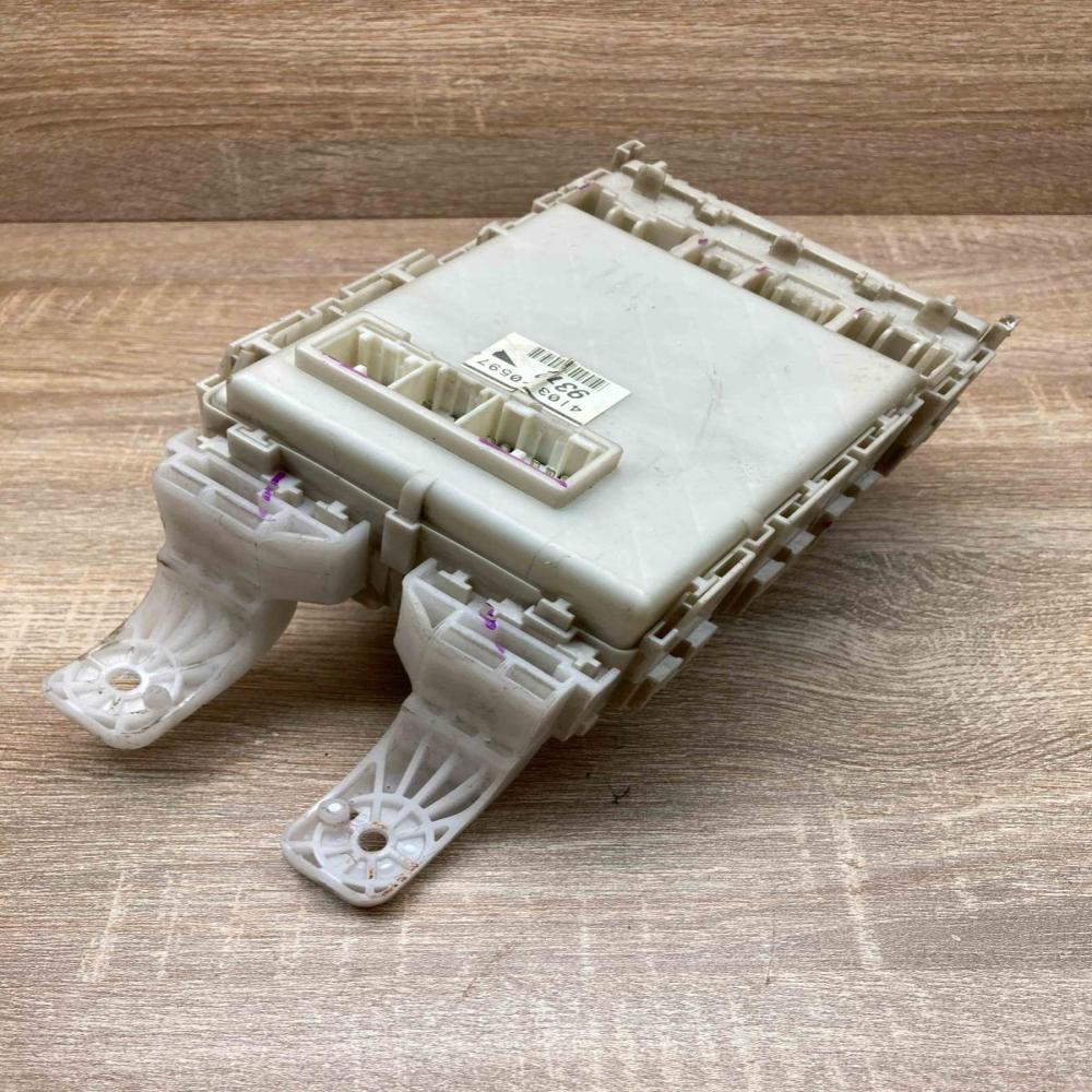 40622 0119 4103 0597  Fuse module Toyota Prius (XW20)