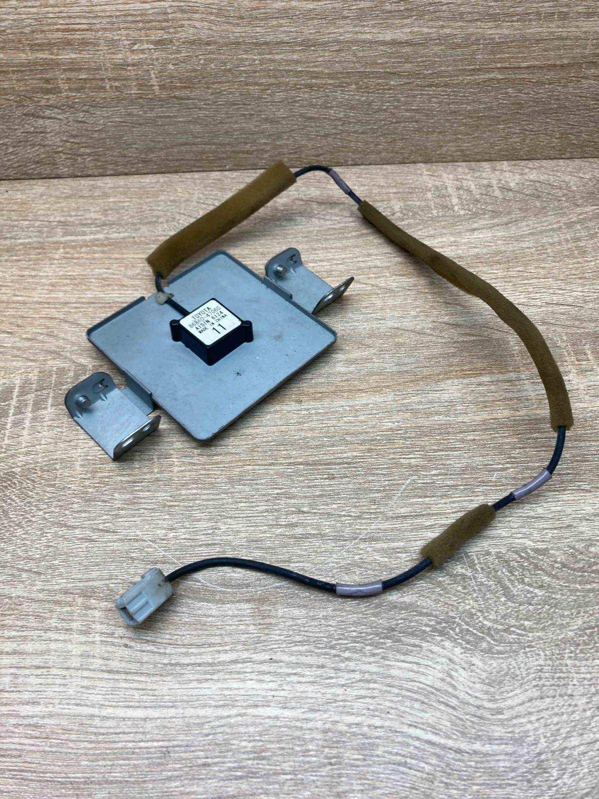 86860 47060   Aerial GPS antenna Toyota Prius (XW20)