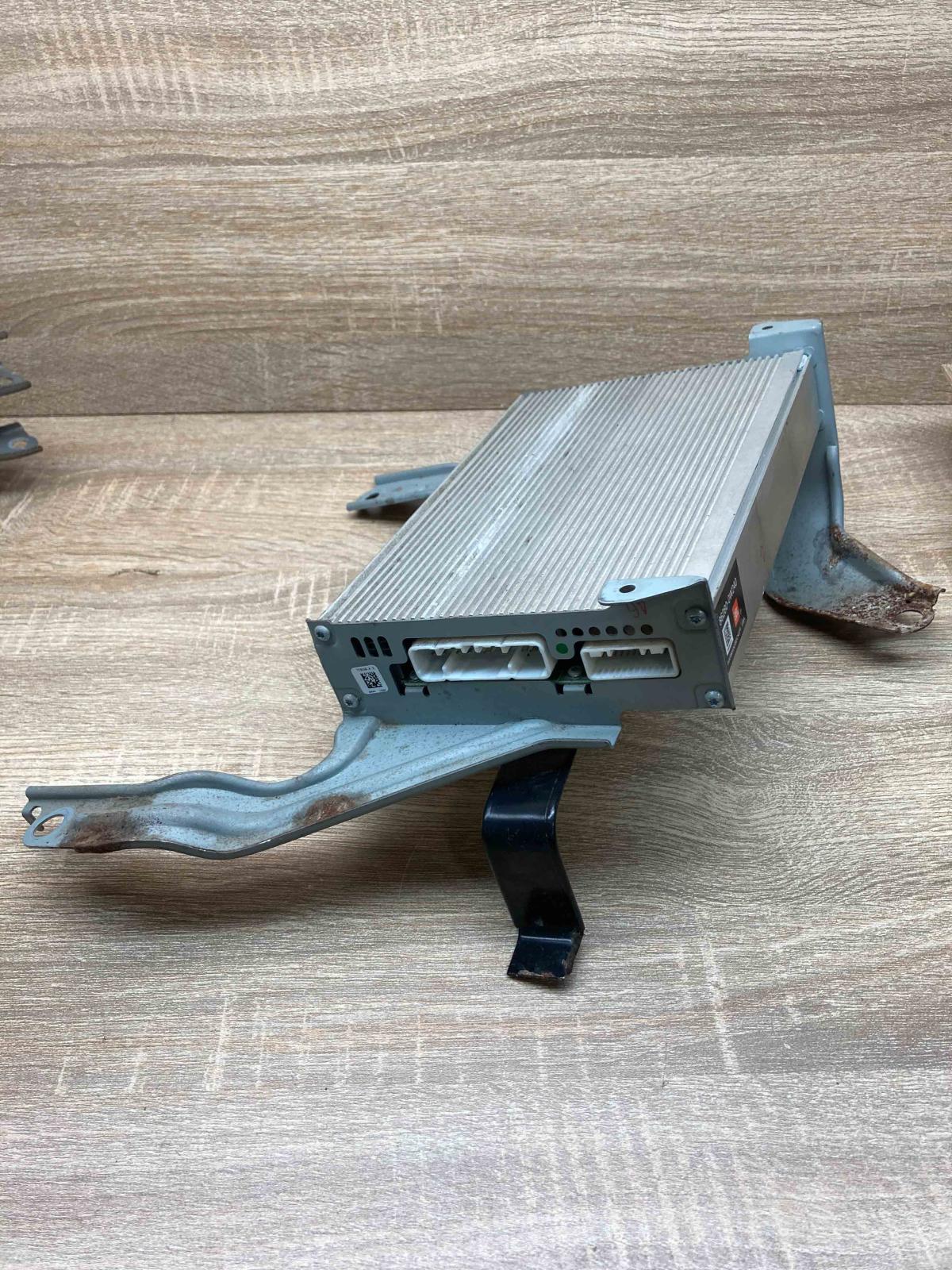 86280 0W240   Sound amplifier Toyota Prius (XW20)