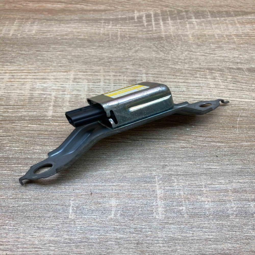 89833 47030 187900 0911 R4 Airbag deployment crash/impact sensor Toyota Prius (X