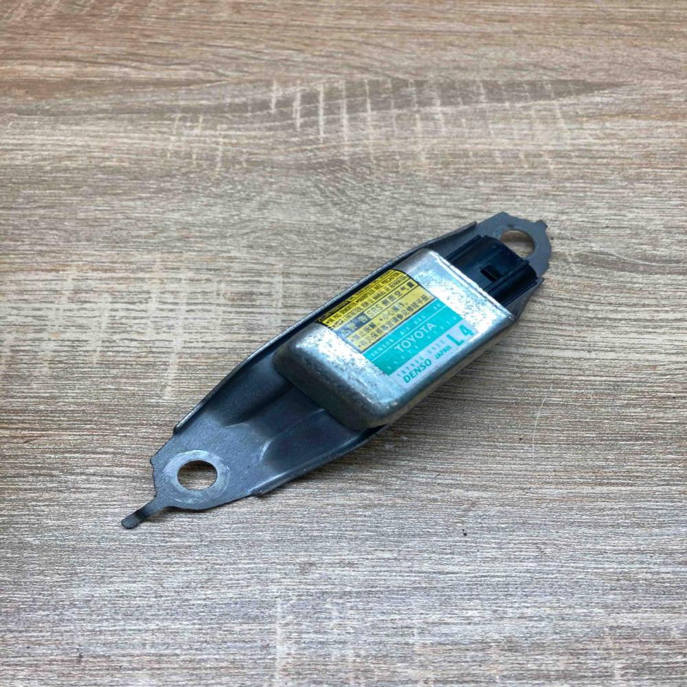 89834 47020 187900 0922 L4 Airbag deployment crash/impact sensor Toyota Prius (X