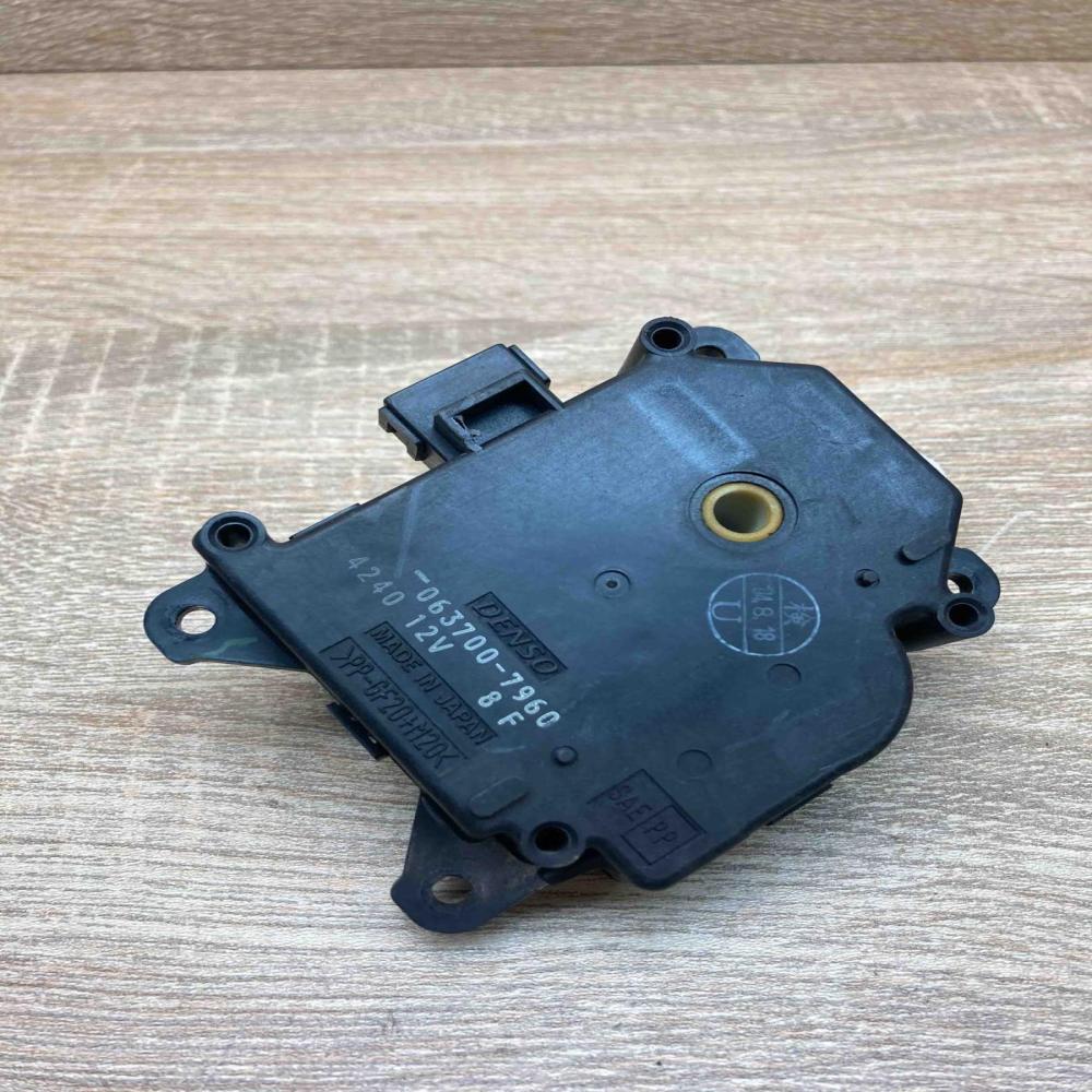 063700 7960 424012V8K  Air flap motor/actuator Toyota Prius (XW20)