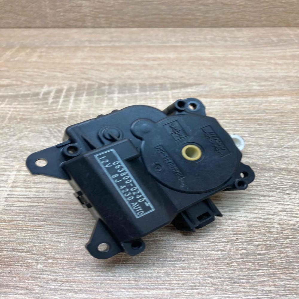 063800 0240 12V8J4230  Air flap motor/actuator Toyota Prius (XW20)
