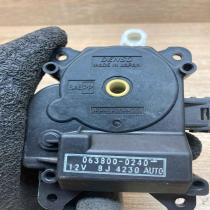063800 0240 12V8J4230  Air flap motor/actuator Toyota Prius (XW20)