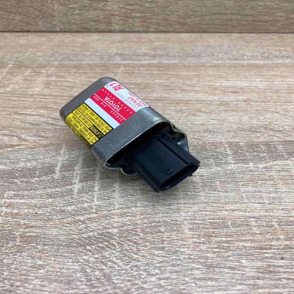 89860 47040 187900 0891  Airbag deployment crash/impact sensor Toyota Prius (XW2