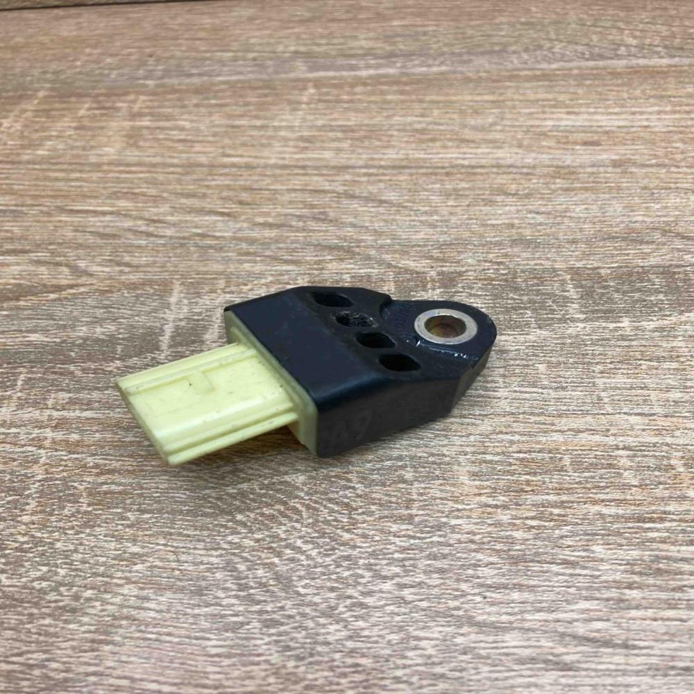89831 75010   Airbag deployment crash/impact sensor Toyota Prius (XW30)