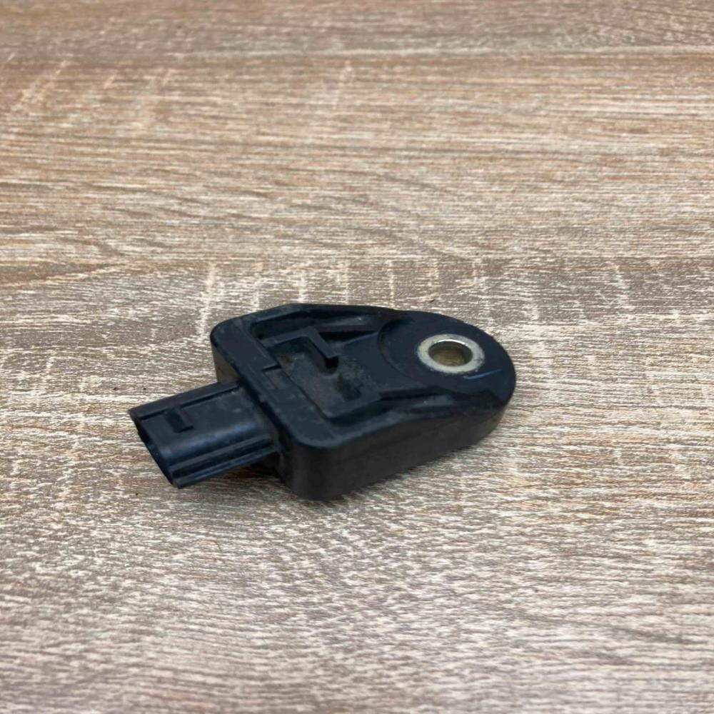 89173 75010   Airbag deployment crash/impact sensor Toyota Prius (XW20)
